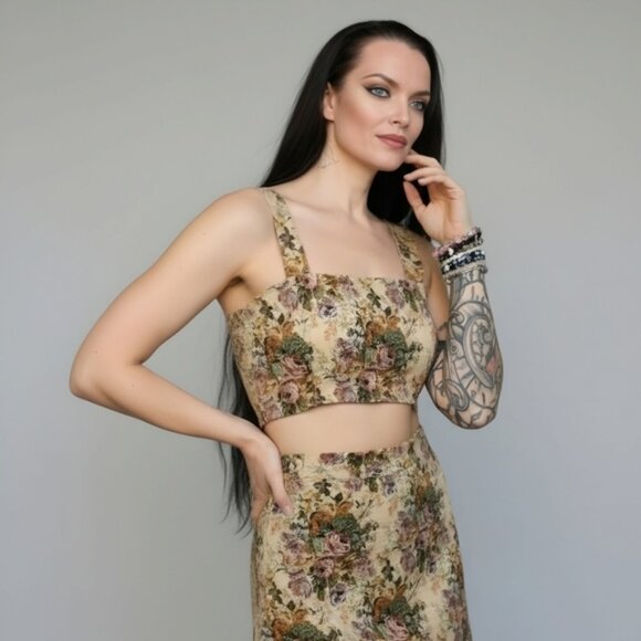 Sugar Thrillz ✦ Floral Square Neck Crop Top ✦ Adjustable Straps Beige Print M - Picture 2 of 9